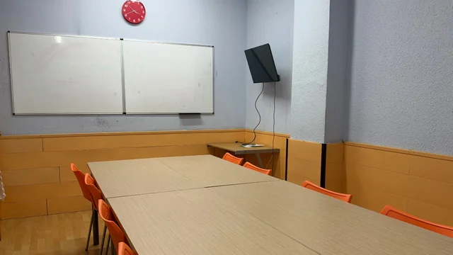 Una de las seis aulas de la academia.
