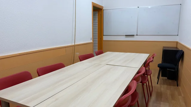 Aula con mesa corrida.