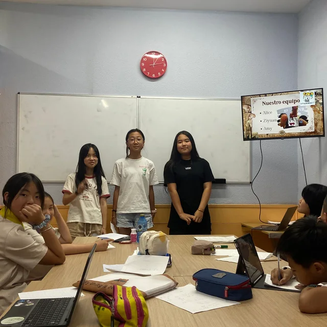 Clase de chino en la academia.