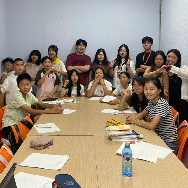 Un grupo de alumnos con sus profesores en el aula.