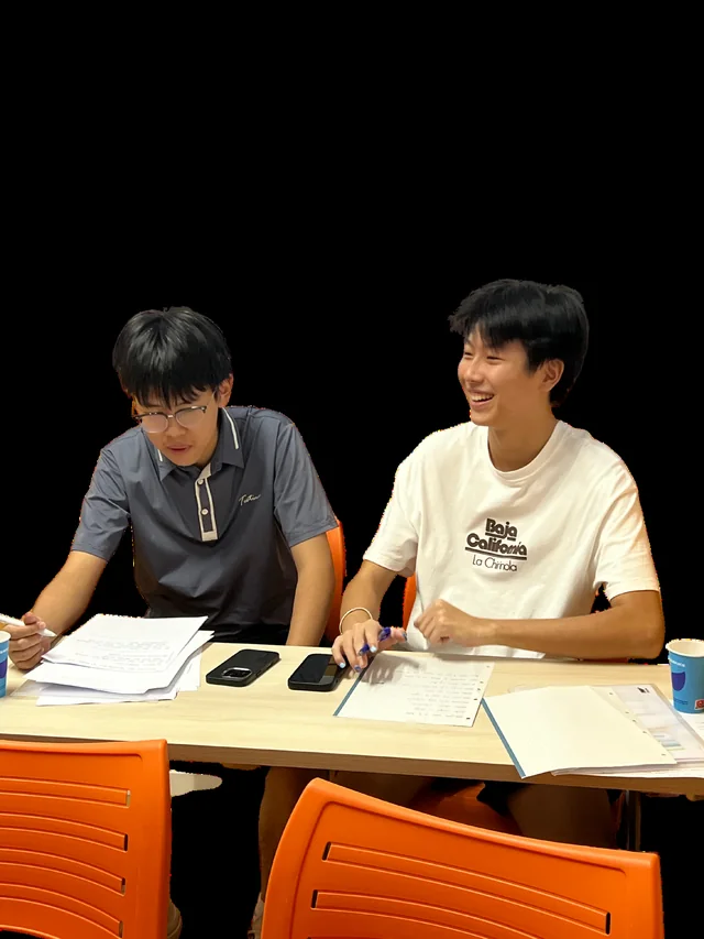Dos alumnos de la academia estudiando en el aula.