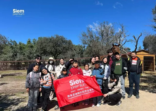 Alumnos de la academia en una excursión, con la bandera de Siempremium.