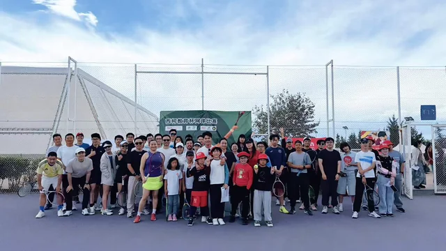Alumnos y profesores de la academia en una actividad deportiva.