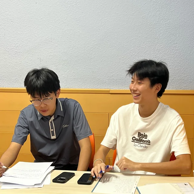 Dos estudiantes universitarios en una clase de la academia.