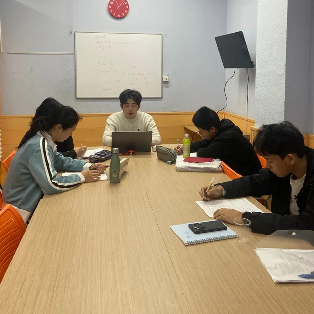 Clase de inglés en una de las aulas.