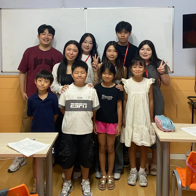 Alumnos de Primaria y sus profesoras en un aula de la academia.
