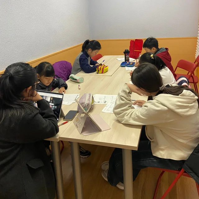 Sesión de orientación con alumnos en la academia.