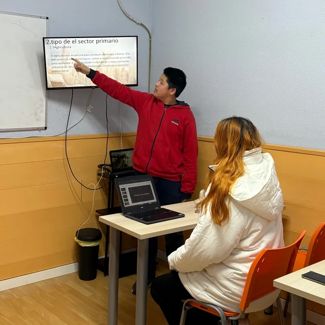 Un profesor de la academia explica en la pantalla del aula.