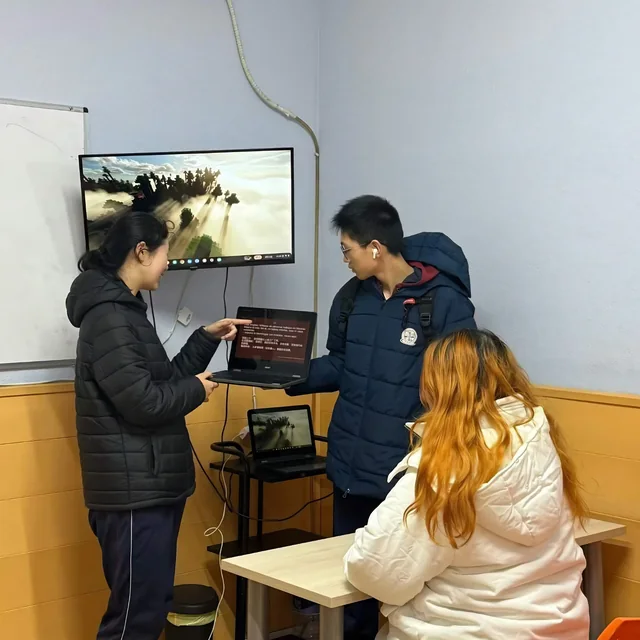 Clase de español con la pantalla del aula.