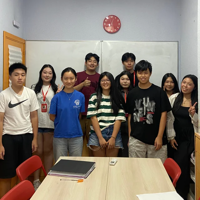 Alumnos y profesores de la academia en un aula.