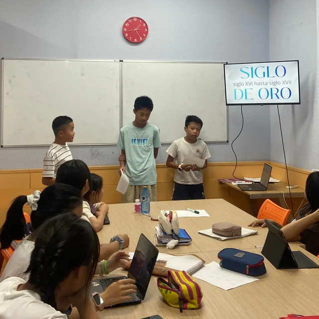 Clase de literatura con la pantalla del aula: el Siglo de Oro.