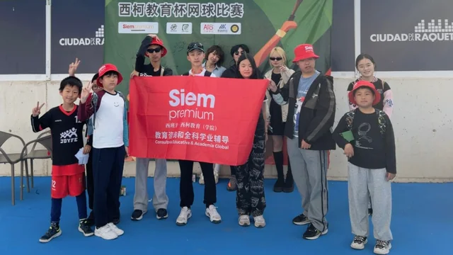 Alumnos con la bandera de Siempremium en el torneo de tenis.